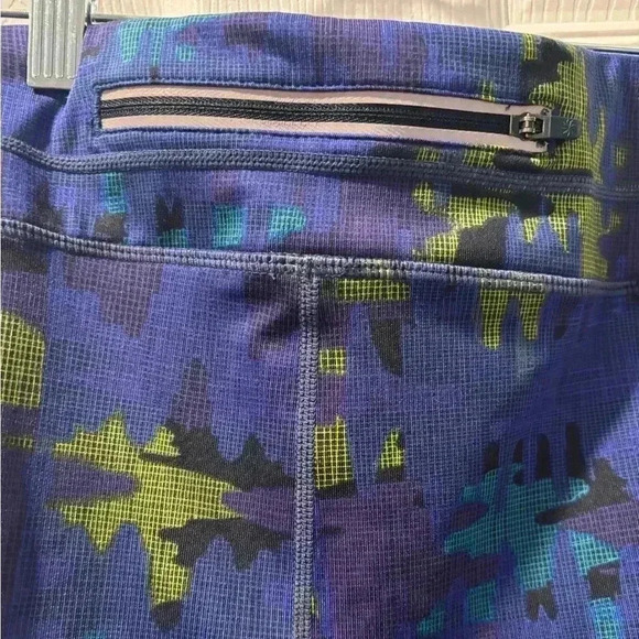 Athleta Be Free Printed Camo Capri Leggings Size Medium. Zipped phone pocket - Picture 6 of 9